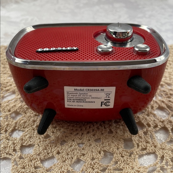 Crosley retro mid-century modern design  Cherry Red Vintage-Style Bluetooth. - Picture 4 of 5